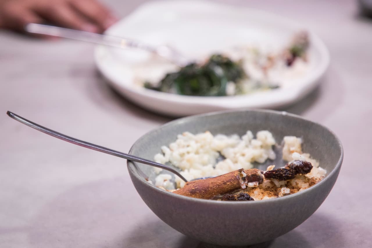 Y de postre: arroz con leche, que tuvo un error en su decoración, pues la chef Belén Alonso estuvo a punto de confundir la ramita de canela con canutillo de chocolate. Les llamó la atención: "Todo lo que se pone en el plato, debe ser comestible".