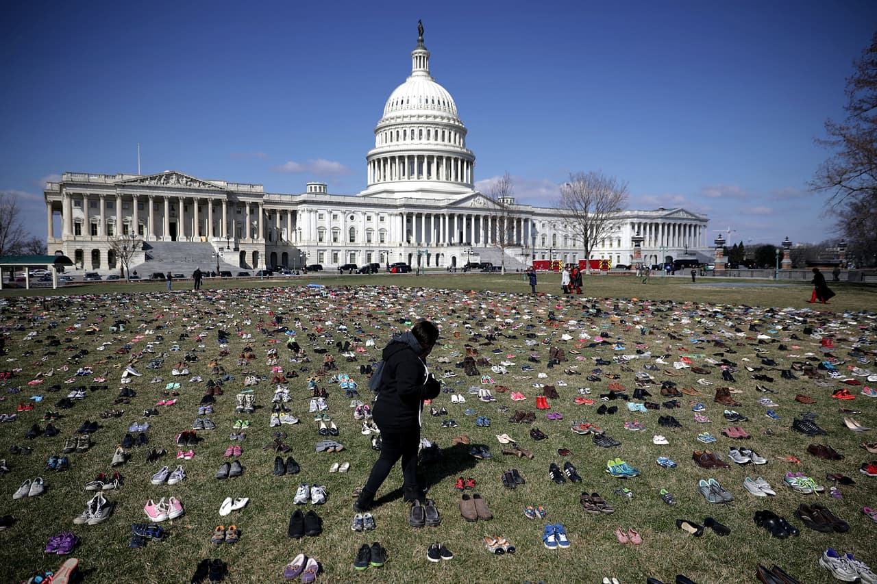 A un mes del tiroteo en la secundaria Marjory Stoneman Douglas de Parkland, Florida, estudiantes de todo el país salieron de sus aulas durante 17 minutos para conmemorar a las 17 víctimas que perdieron la vida en el incidente.