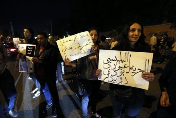 Un grupo de mujeres camina por una carretera cerca la pequeña población de Buruntuma, en la frontera con Guinea.