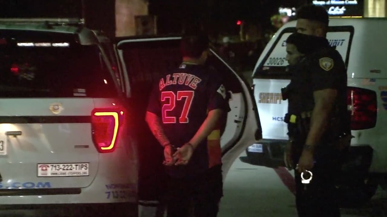 En un interrogatorio a López, este admitió haber atropellado a su madre. La
<a href="https://www.harriscountyda.com/es" target="_blank">fiscalía del condado Harris</a> lo acusa de asesinato y y dos cargos de no detenerse y prestar ayuda.