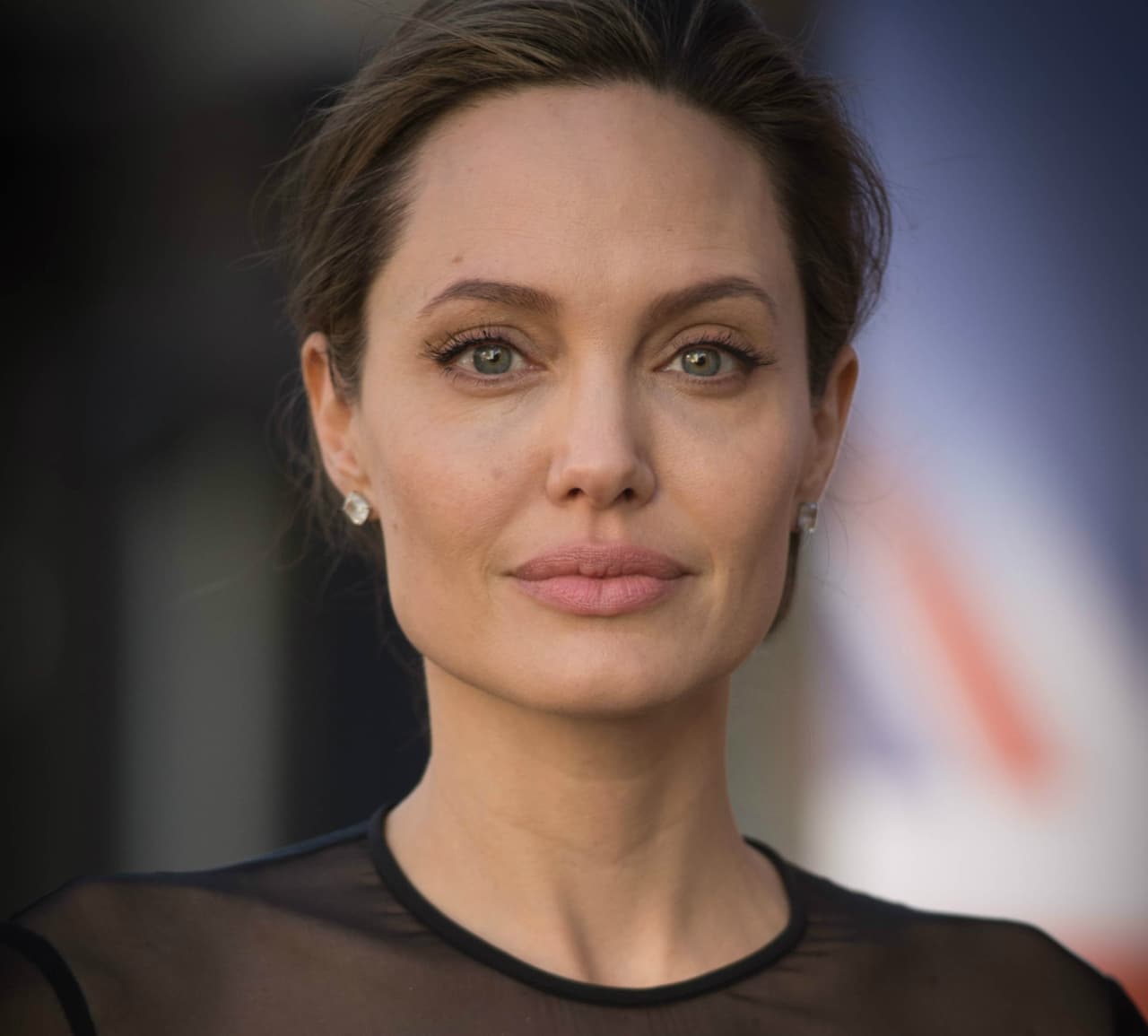 La actriz Angelina Jolie fue diagnosticada en la década de los noventa con un trastorno límite de la personalidad. En varias oportunidades ha hablado de cómo eso ha afectó sus relaciones personales y de que ha tenido pensamientos suicidas y depresión. Después de la muerte de su madre, en 2007, dijo que “no era capaz de levantarse en las mañanas” y que pasó bastante tiempo en ese “oscuro lugar”.