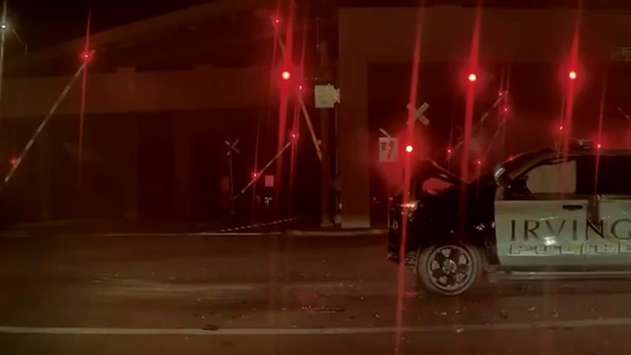 El momento en que una patrulla de policía choca con un auto en Irving: dos personas heridas