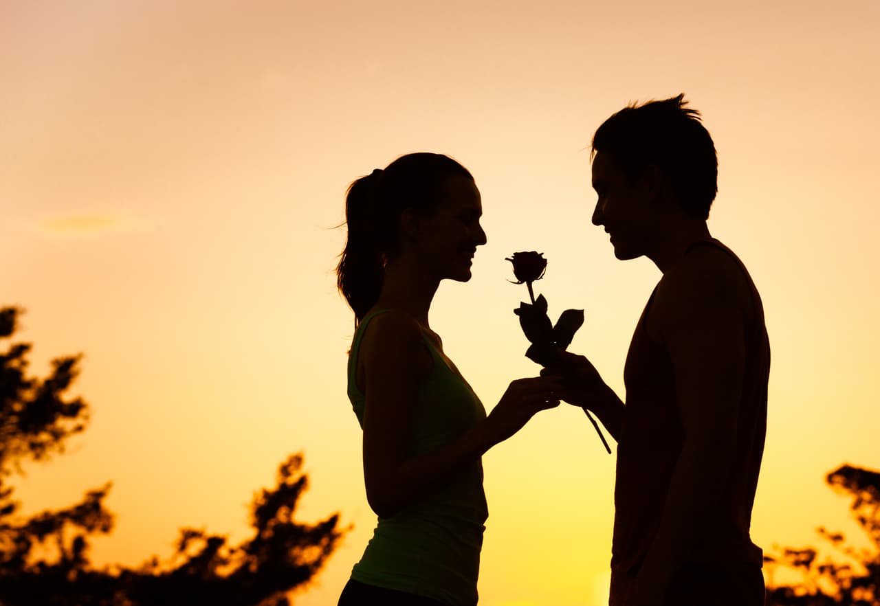 Los romances tienden a ser efímeros, y si perduran entonces se podrían convertir en una relación estable, pero solamente si pasan la prueba del tiempo en estos días, o sea, que demuestren su sinceridad, dedicación, respeto y cariño.