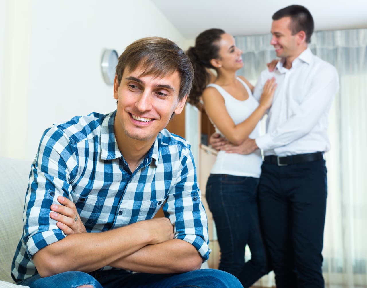 Las apariencias serán engañosas así que no te dejes llevar por ellas en ningún momento, particularmente si hay algo relacionado con la fidelidad de otra persona. Las cosas no son como parecen. Si te sientes bien sentimentalmente no arriesgues tu felicidad por terceros.