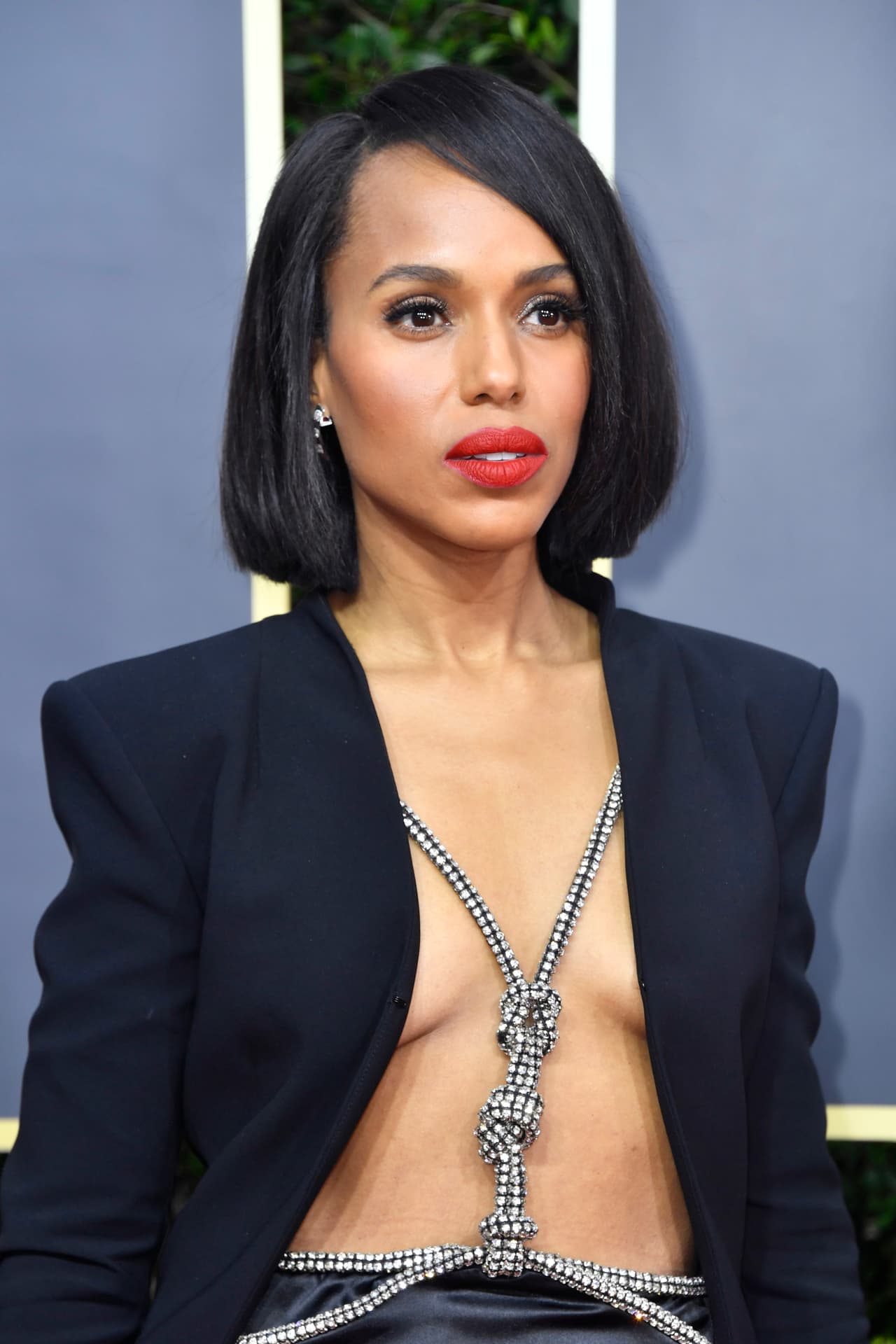 La actriz cambió la blusa por un arnés de pedrería anudado al frente. Si acaso, llevó una chaqueta para disimular.