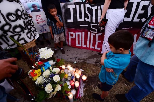 Residentes de Boyle Heights, una vecindad mayormente hispana de Los Ángeles, acompañaron a Teresa Domínguez y dejaron velas, flores y mensajes en conmemoración del joven fallecido.