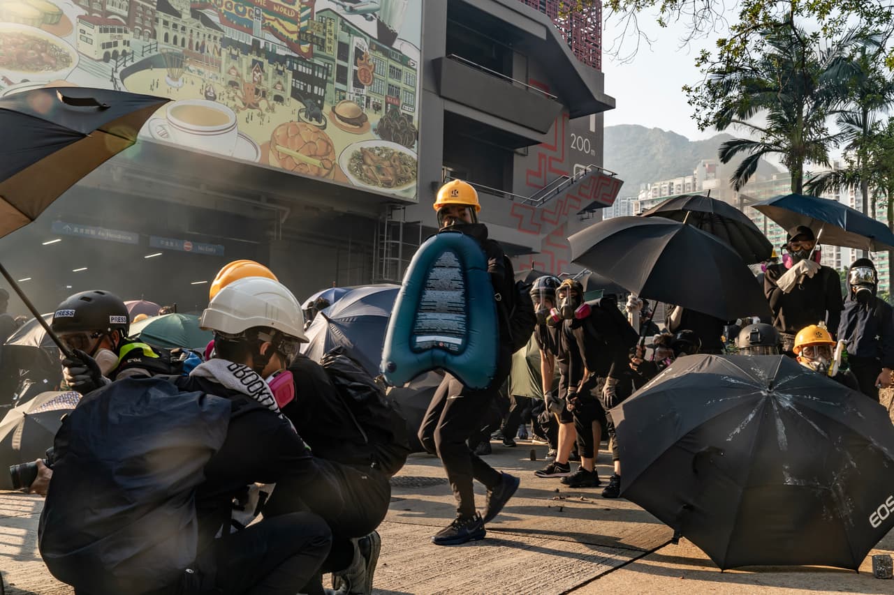 El territorio lleva semanas de tensión, con protestas que se han vuelto a menudo violentas. Casi cuatro meses de enfrentamientos callejeros y manifestaciones han sumido a la antigua colonia británica en su mayor crisis política en décadas, planteando el mayor desafío popular al presidente Xi Jinping desde que llegó al poder.
<br>