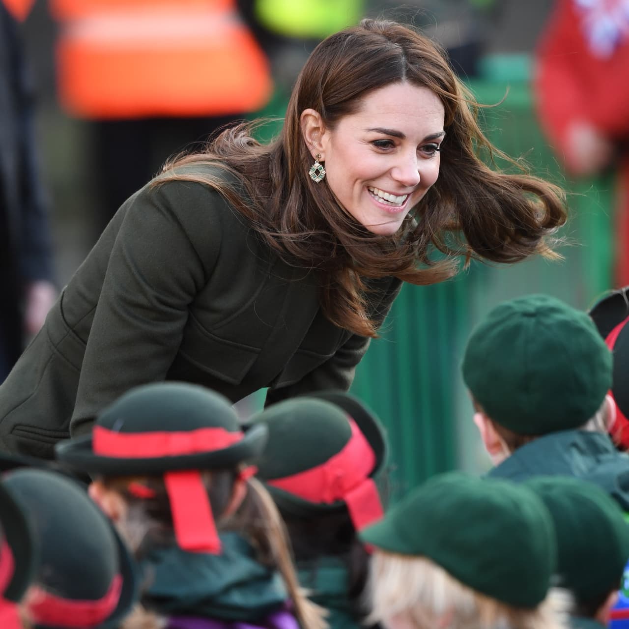 Incluso, se vio a
<b> <a href="https://www.univision.com/famosos/kate-middleton-se-deja-ver-como-pocas-veces-en-su-cumpleanos-un-dia-despues-del-anuncio-de-los-duques-de-sussex-fotos">la duquesa</a></b> y madre de cuatro convivir con un grupo de niños.
<br>