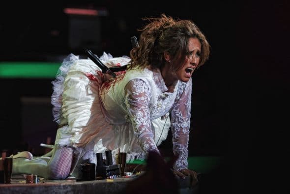 Hasta se arrastró para que la actuación se viera mucho más real, pero ni así se ganó la simpatía del público.