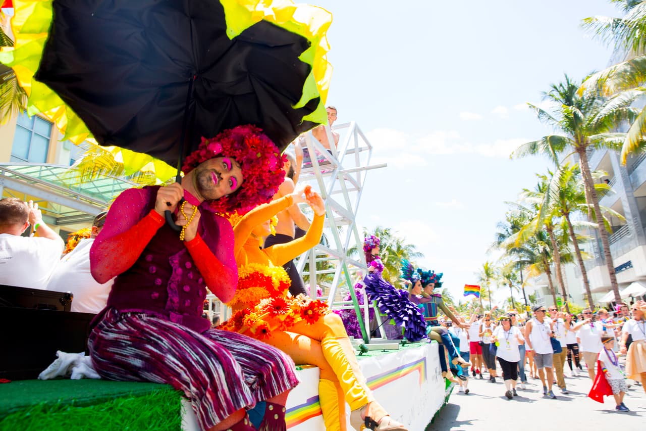 Además del desfile y diferentes actividades que hubo a lo largo del fin de semana, varios edificios del Downtown de Miami se iluminaron de colores por las noches en recuerdo a las víctimas de Pulse.