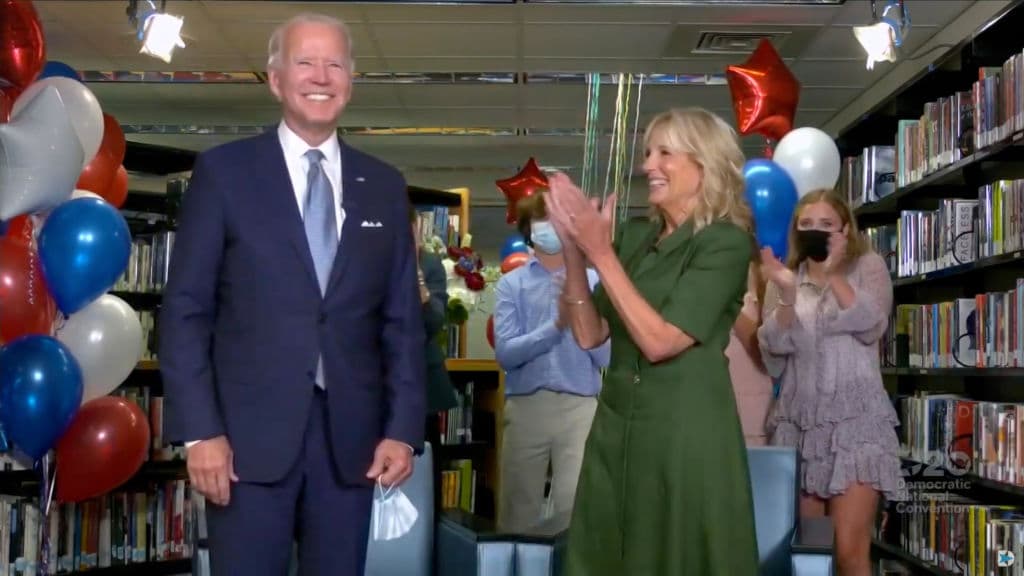 El nominado a la presidencia por el Partido Demócrata,
<b><a href="https://www.univision.com/temas/joe-biden">Joe Biden,</a></b> y su esposa
<b><a href="https://www.univision.com/temas/jill-biden">Jill Biden</a></b> dieron un discurso de agradecimiento este martes 18 de agosto del 2020 durante la transmisión por internet de la Convención Nacional Demócrata. "¿Cómo reparas a una familia que está rota? De la misma manera que reparas a una nación", dijo Jill Biden, quien fue la oradora principal del evento.