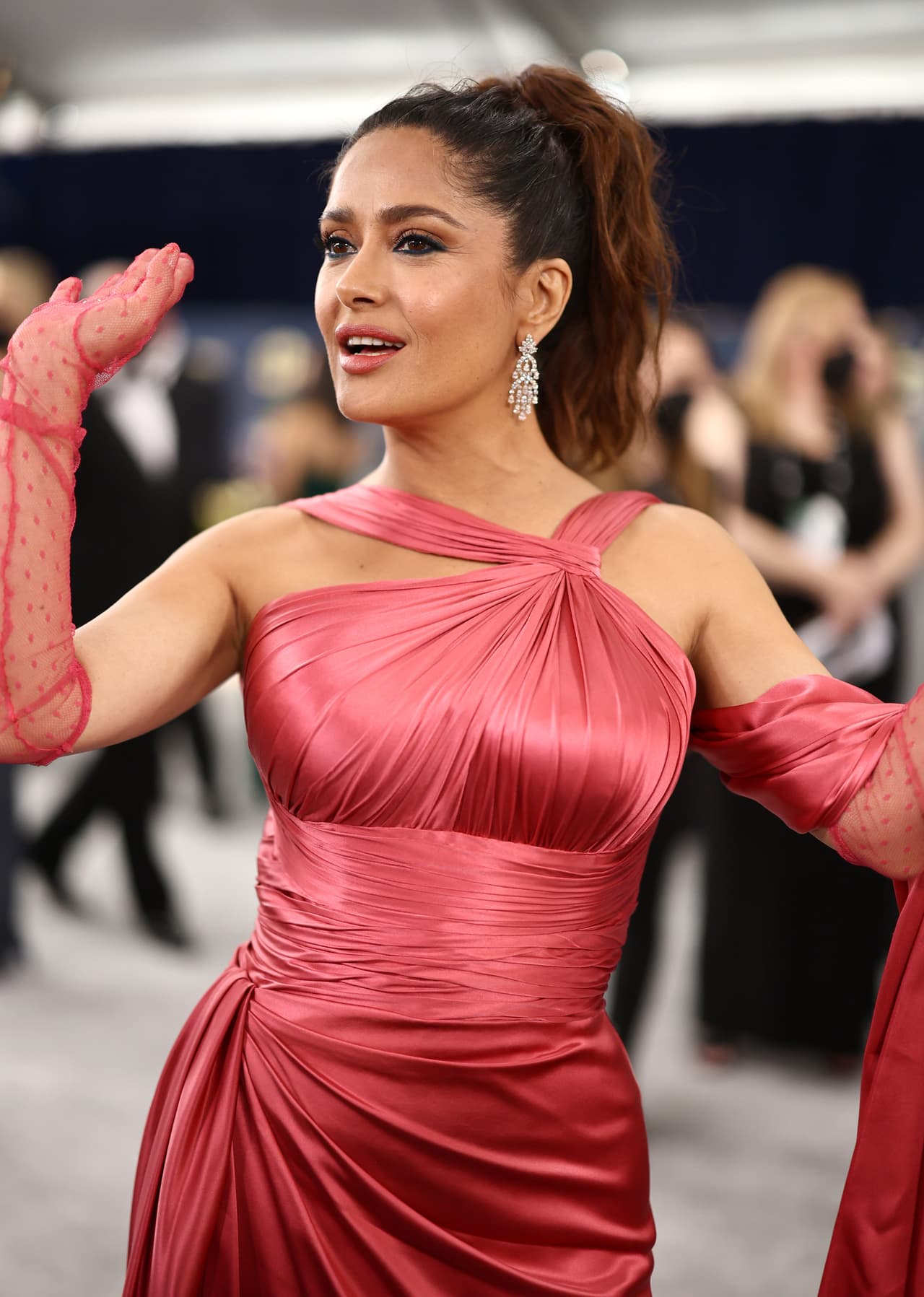 <b>Salma Hayek </b>
<br>La originaria de Veracruz, México impactó los reflectores de los SAG Awards con su estilizado diseño de Gucci, en acabado satinado y color rosa.