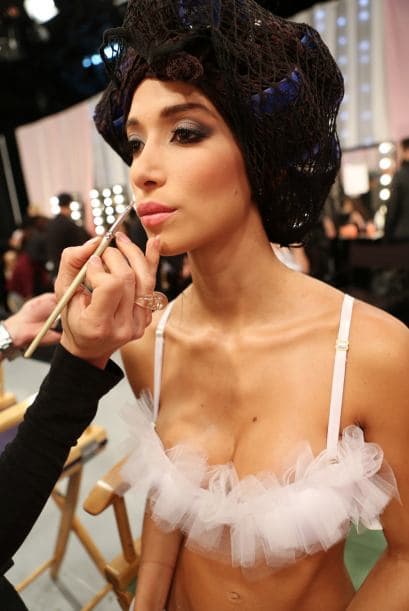 En este segundo 'show' conoceríamos al segundo grupo que iría a la mansión, pero antes de que iniciara la gala, los nervios y estrés en los ensayos, los atuendos raros y sexys, y las primeras seis elegidas invitadas como público fueron los ricos ingredientes del 'backstage'. Mira todo lo que hicieron las chicas antes de salir al escenario.