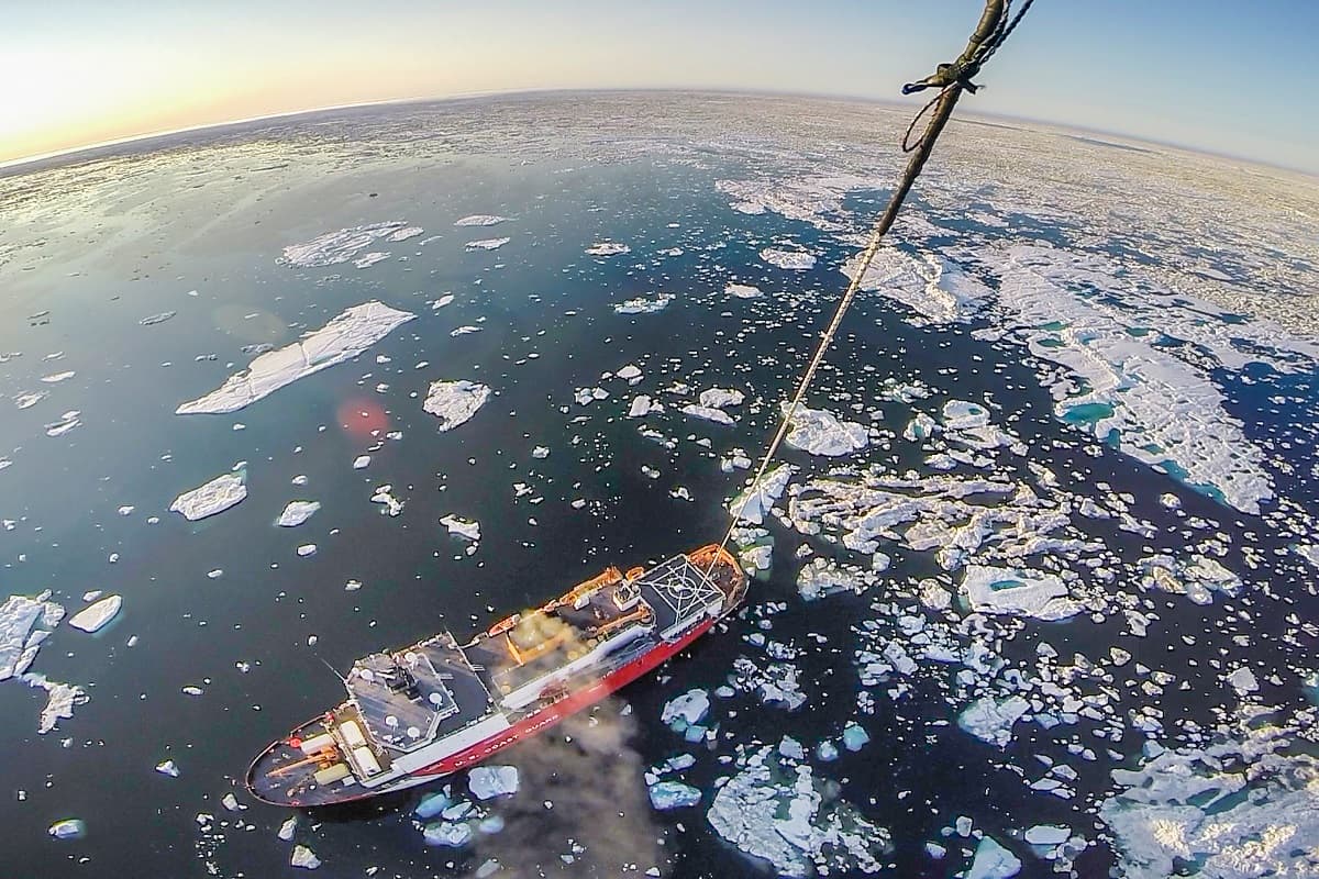 La comunicación con el mundo exterior es muy limitada. No hay cobertura celular y tampoco hay wi-fi a bordo. Sólo unos pocos equipos están disponibles con acceso limitado a Internet.