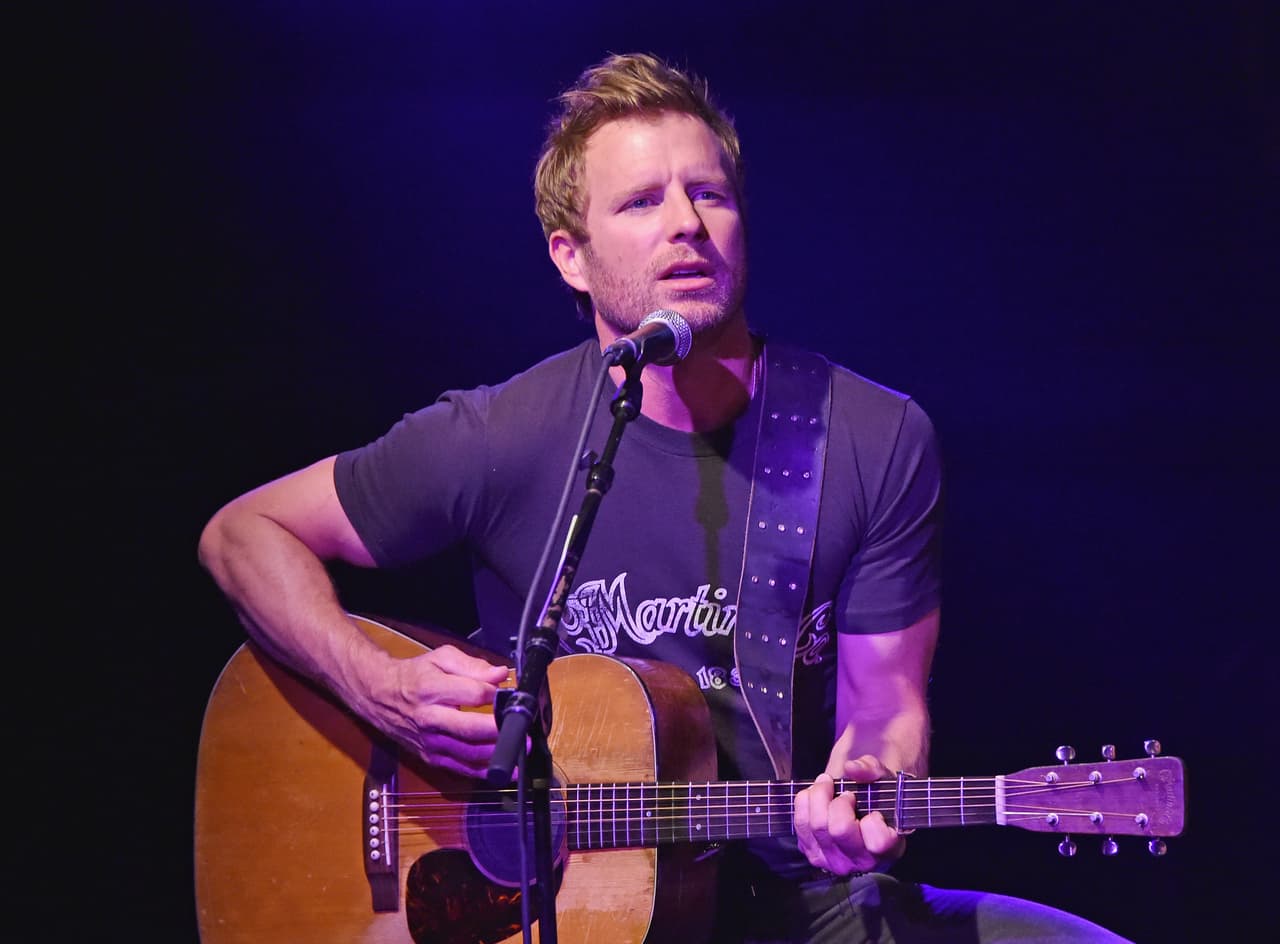 Con su primer solo “What was I Thinkin’” en el 2003, 
<b>Dierks Bentley</b> llegó a ser número 1 en la lista de las mejores canciones Country de Billboard. Desde ahí su nombre se ha mantenido en alto y ha ganado tres premios country y cinco de la academia de música country. 
<br>
<br>Sus canciones más populares son: “Woman Amen” “Black” y “Somewhere on a Beach”. 
<br>
<br>
<b>Bently regresa al Rodeo de Houston por octava vez el domingo 15 de marzo. </b>
<br>