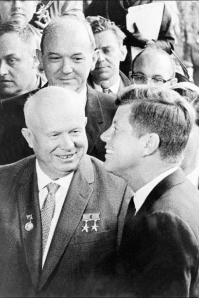 El 3 de junio de 1961 el presidente John F Kennedy bromeaba con Nikita Krushchev, en una reunión en la Embajada de EEUU en Viena, un año antes de la crisis. Junto al Bloqueo de Berlín son las mayores crisis entre ambas potencias durante la Guerra Fría y en la de Cuba es donde más cerca se estuvo de una guerra nuclear.