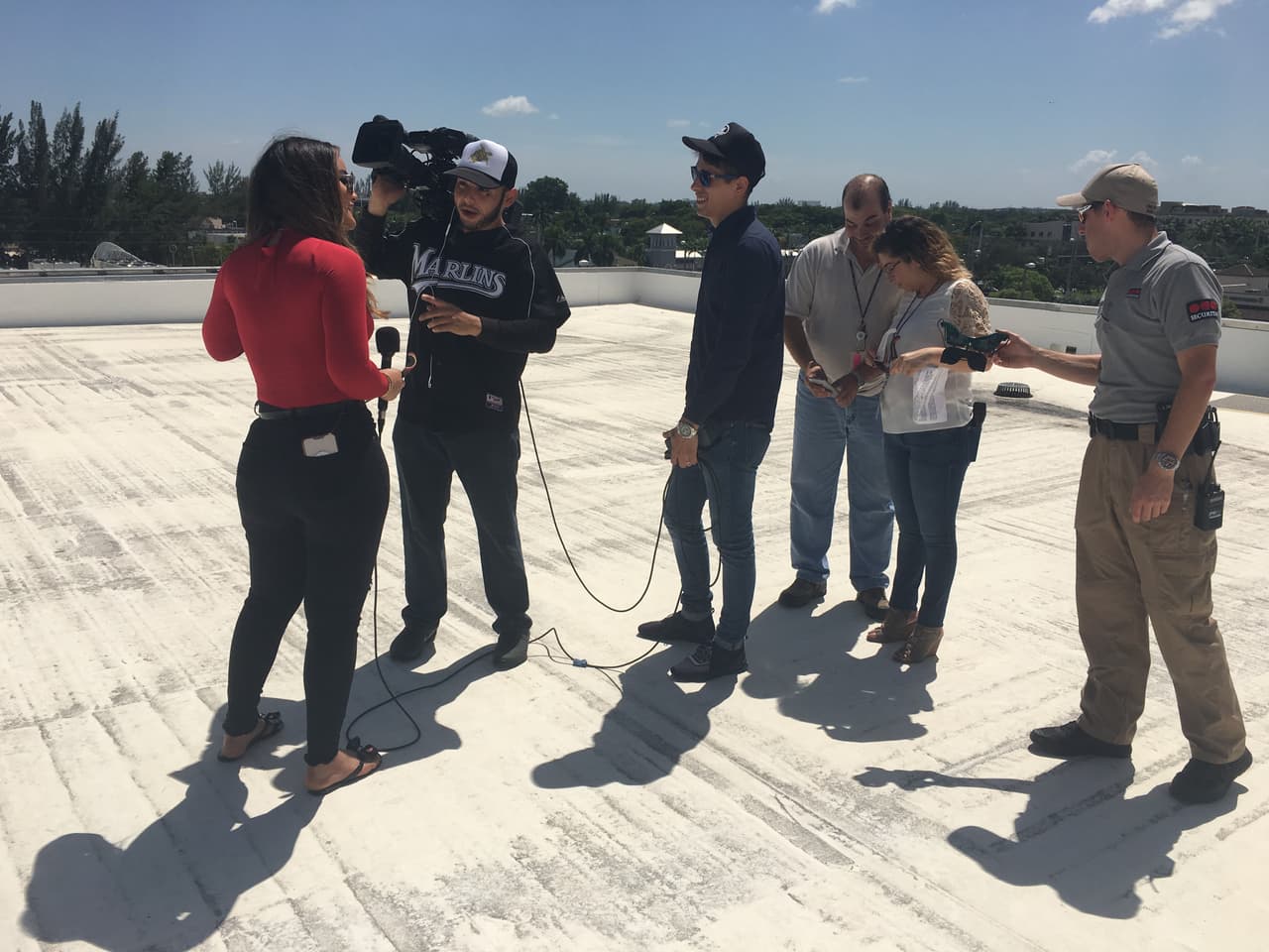 Organizando para que Clarissa haga su participación en el show desde el techo.
<br>