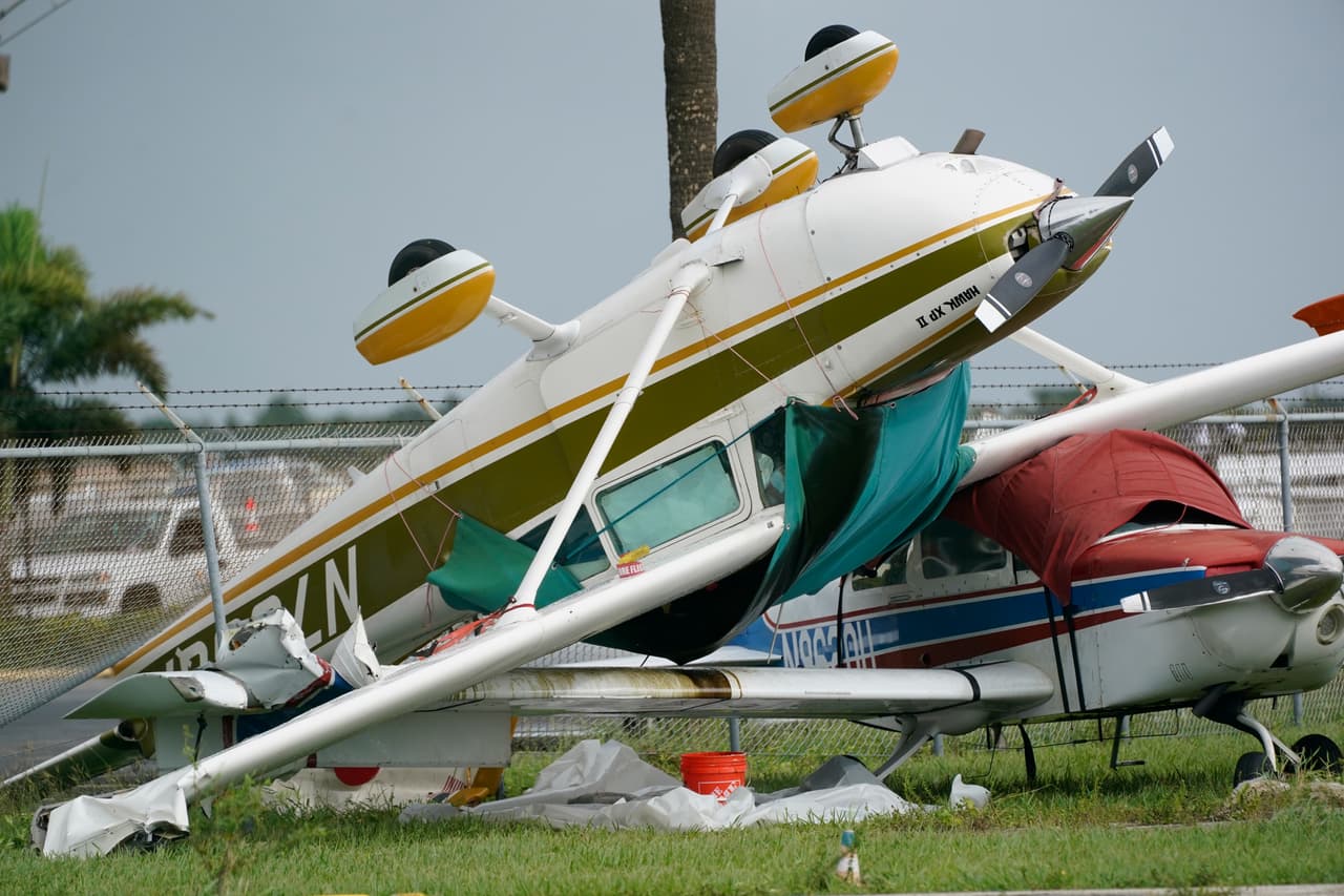 El acercamiento de Ian a Florida también dio origen a tornados. Dos de ellos tocaron tierra en el condado de Broward, al norte de Miami. En la imagen, aviones seriamente dañados en el aeropuerto de North Perry.