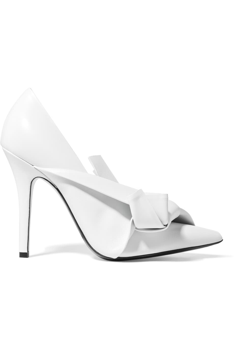 11. El diseño de nudo estilo origami de este zapato es una obra de arte en sí. Hay que usarlo con un outfit muy sencillo para que el centro de atención sean los zapatos. Nos encanta como se ve con una t-shirt blanca y cropped jeans. (
<b>No. 21)</b>