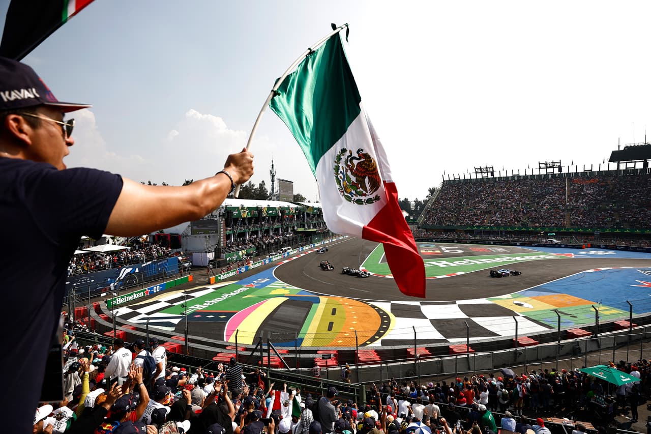 MEXICO CITY, MEXICO - OCTOBER 29: Fernando Alonso of Spain driving the (14) Alpine F1 A522 Renault on track during qualifying ahead of the F1 Grand Prix of Mexico at Autodromo Hermanos Rodriguez on October 29, 2022 in Mexico City, Mexico. (Photo by Chris Graythen/Getty Images)