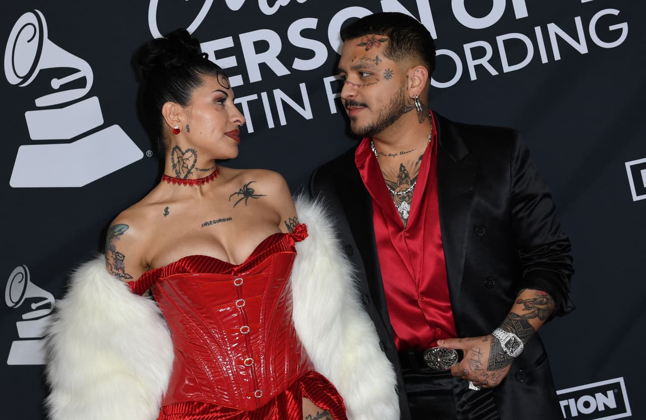 Diferentes texturas fueron incorporadas en su atuendo. Para complementar su look usó un abrigo de piel blanco.