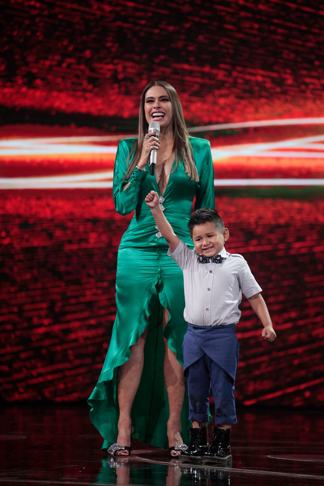 El último capitán en pasar ante el público y los jueces fue Giovani. El capitán de los 'Sacachispas' presentó la cápsula del día que compartió con Miguel Bosé, quien lo invitó a comer a un restaurante español.