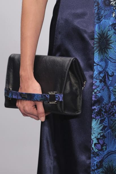 La firma no sólo diseña prendas, sino también accesorios.