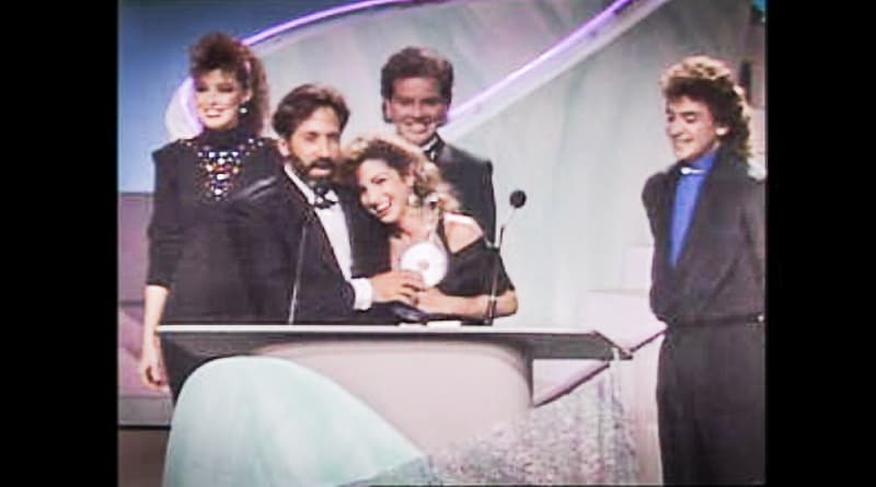 El premio al Artista Crossover lo recibieron Gloria y Emilio Estefan, quienes se dijeron muy agradecidos de recibir un reconocimiento en presencia del pueblo que los vio nacer.