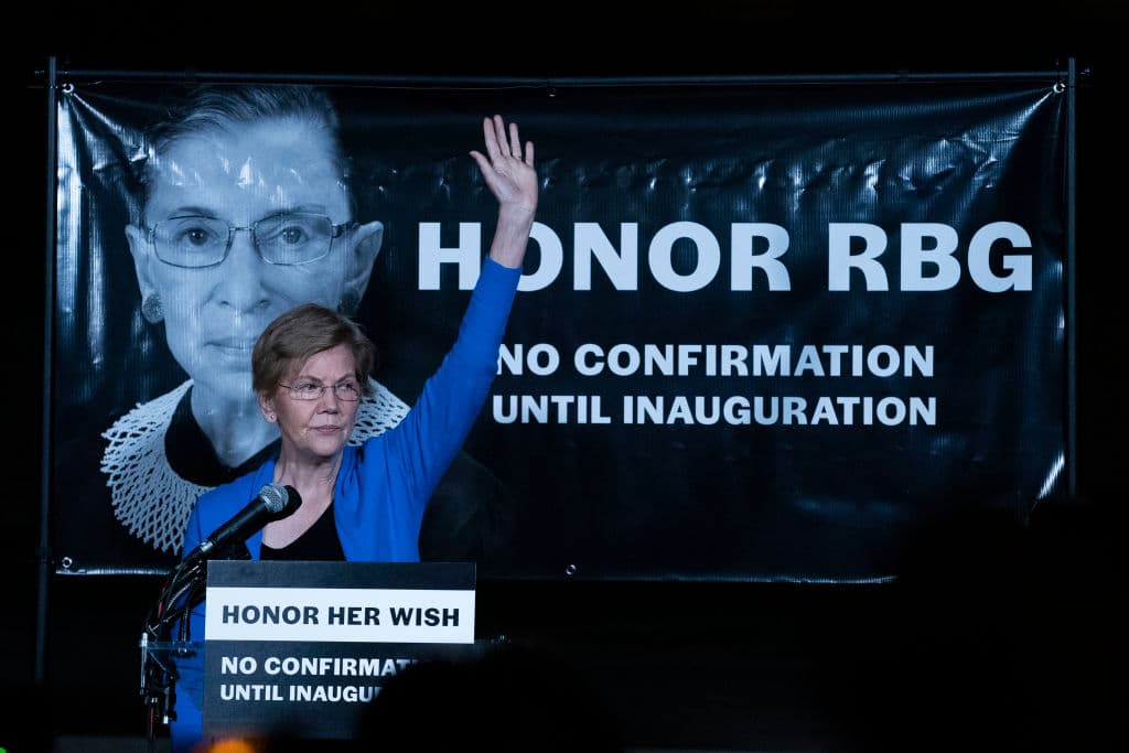 En la imagen, la senadora
<b><a href="https://www.univision.com/temas/elizabeth-warren-1">Elizabeth Warren</a></b> habla ante una multitud en un homenaje a la jueza cerca de la Corte Suprema.