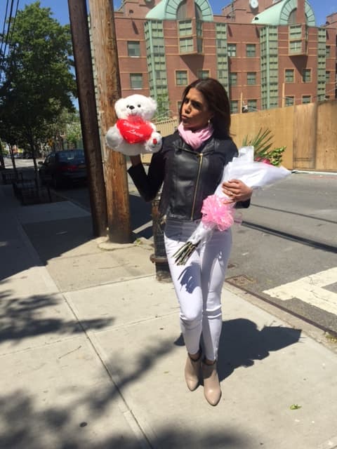 Un tierno osito de peluche con un corazón rojo entre las manos y unas bellas flores son parte de su nueva aventura.