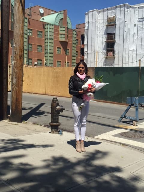 Francisca aguarda pacientemente para no arruinar la sorpresa.