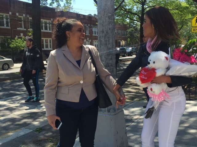 Ellas caminaron juntas hasta la casa de la afortunada.