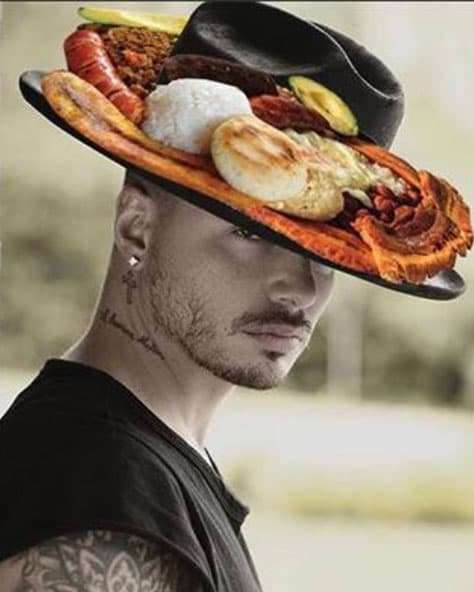 Bromeando con sus fans, diciendo que ahora sí tiene el "flow paisa", con una típica bandeja paisa colombiana en su sombrero.