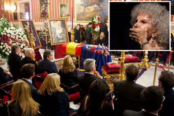 Así fue el último adiós a la duquesa de Alba. En la capilla ardiente, a la cabeza del féretro se encuentra un crucifijo y las imágenes del Señor de la Salud y María Santísima de las Angustias Coronada.