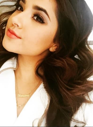 No descuida ni un detalle para verse linda, ser tan coqueta la vuelve encantadora.