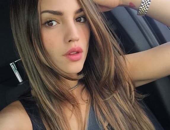 Aún así, con poco o cero maquillaje es bellísima.