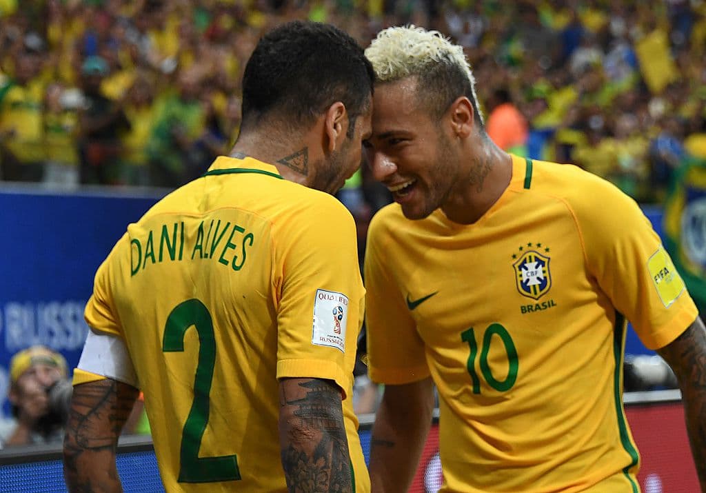 Dani Alves regresa al padre de Neymar dinero que le prestó en la cárcel