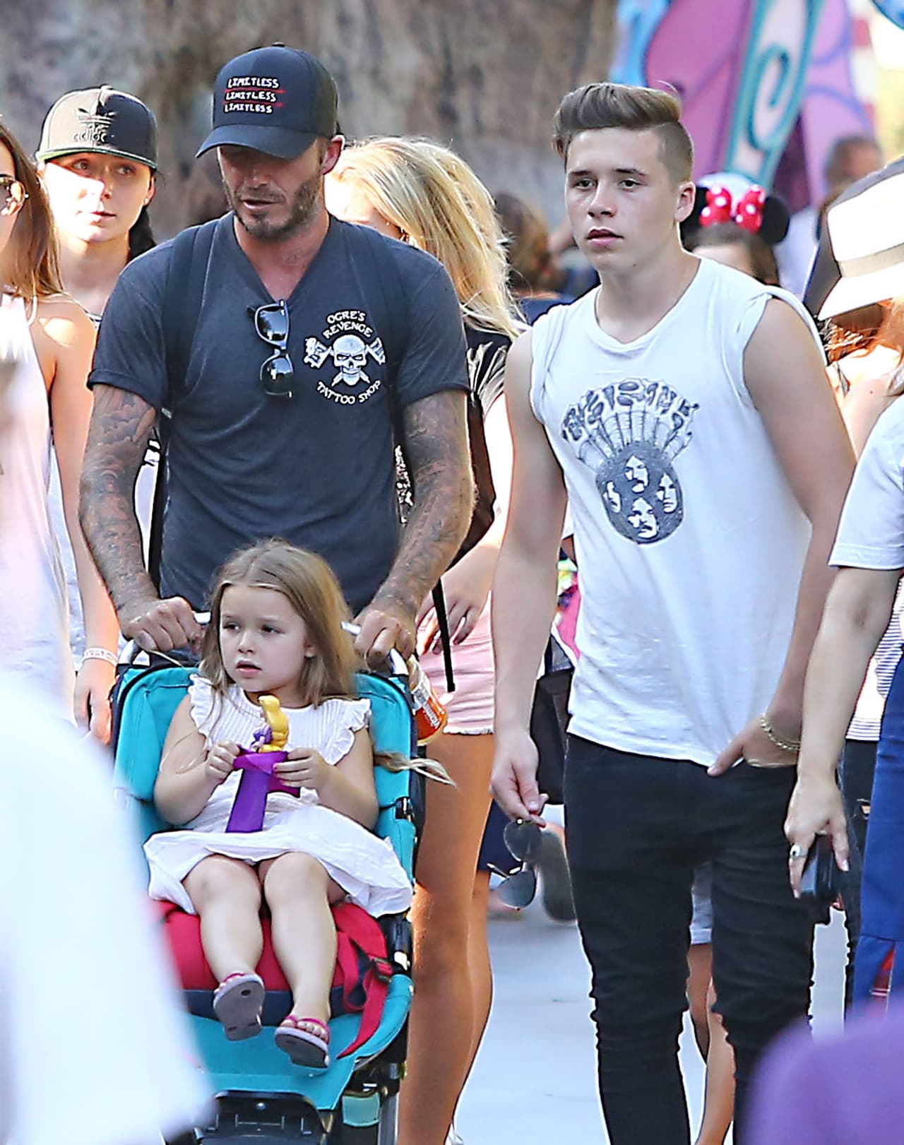 A la pequeña Harper la llevaron en un carrito para niños.