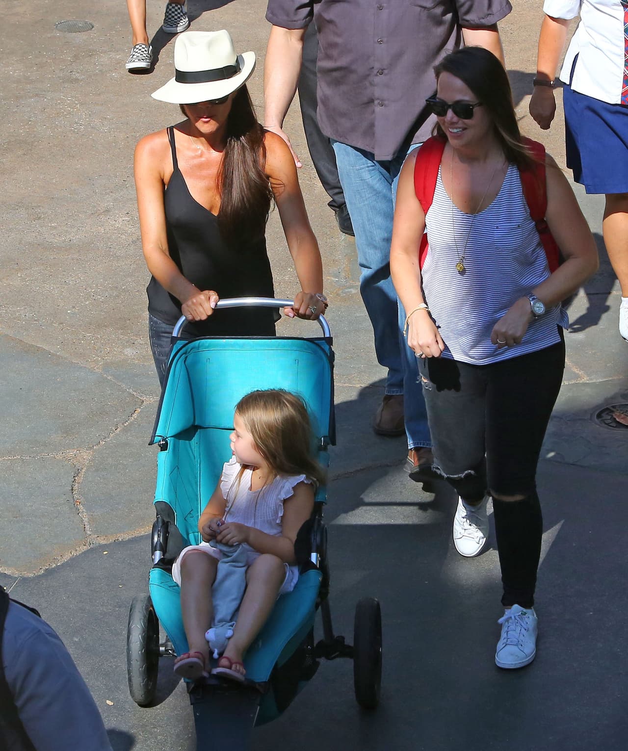 Una nana los acompañaba. ¡Cuidado, Victoria!