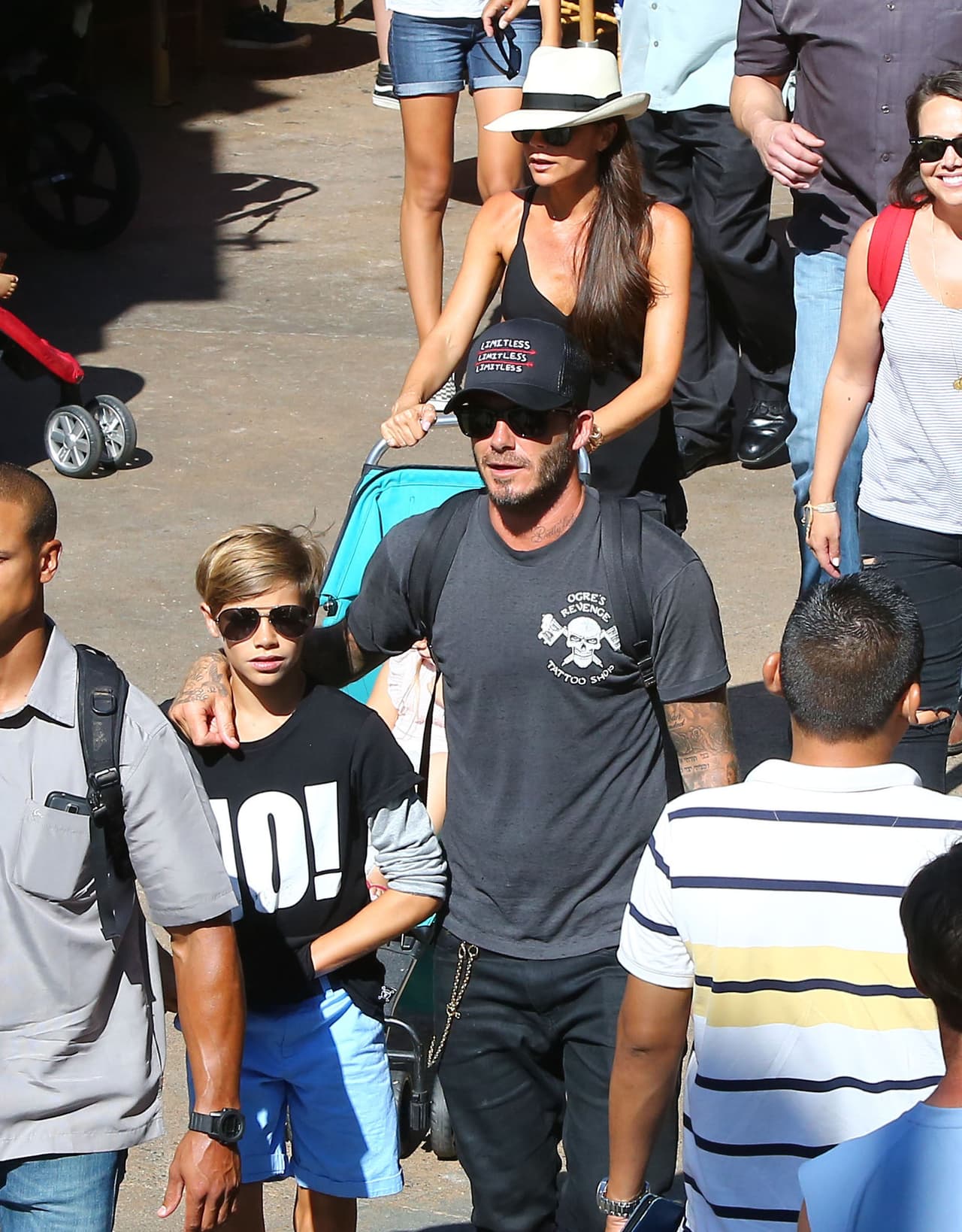 Usó un coqueto sombrerito para proteger su rostro del sol.