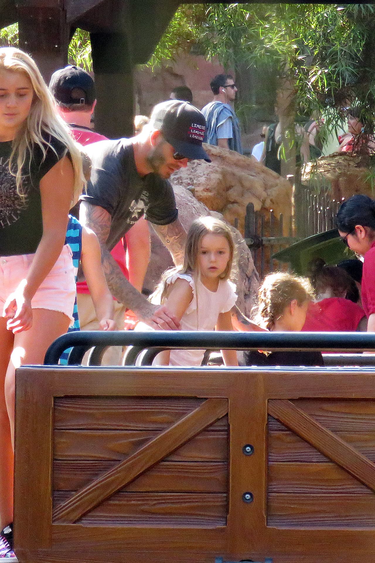 Su papi se subió con ella a todas las atracciones.