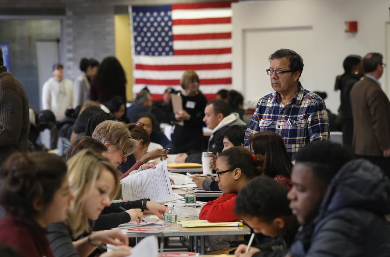 El abogado de inmigración, Chris Alonso, 
<a href="https://www.univision.com/local/san-antonio-kwex/edicion-digital-san-antonio/constancia-de-vacunacion-sera-requisito-para-solicitar-la-residencia-permanente-a-partir-del-1-de-octubre-video?fbclid=IwAR2J33PWXRpr0i2h9KZ0sNmR0abVr6TINh6Sx83EHmuZd9UOxR9cUz6BIP0" target="_blank">explicó que la constancia de vacunación deberá presentarse como parte del examen médico que forma parte del trámite para obtener la residencia permanente. </a>
<br>