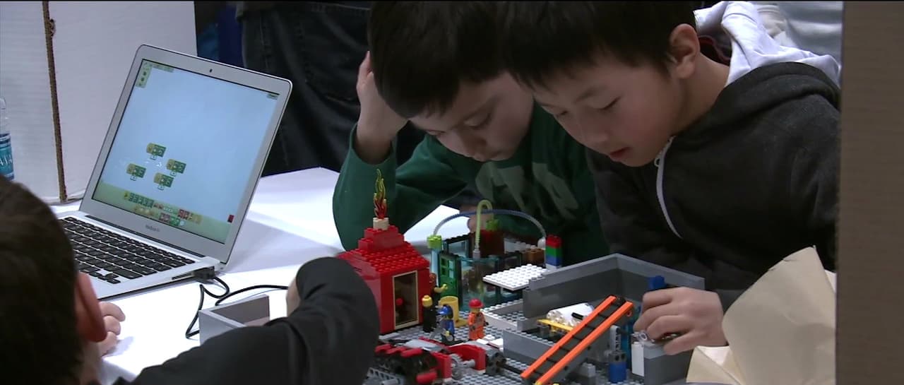 Niños aprenden de ciencia y tecnología con Lego