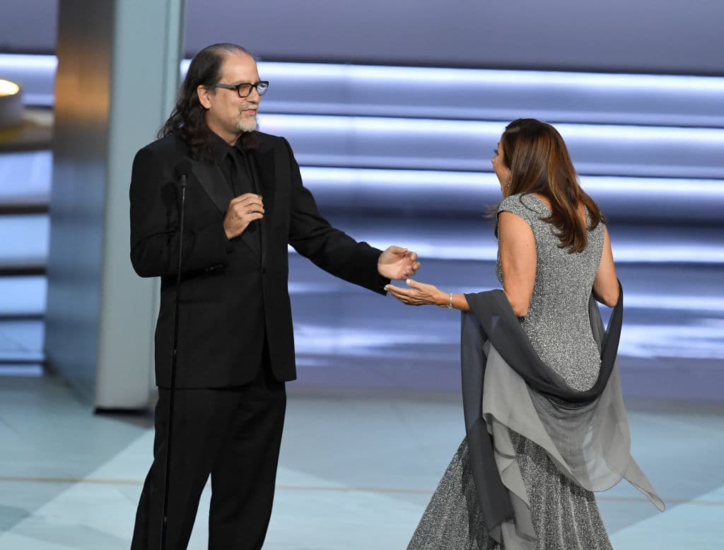 “¿Te imaginas por qué no me gusta llamarte ‘mi novia’? Porque te quiero llamar ‘mi esposa". Después de estas palabras, Jan subió al escenario, rompiendo el protocolo, y donde Glenn se arrodilló y le pidió la mano.
<br>