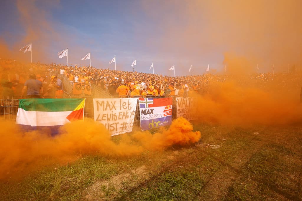 Max Verstappen se lleva el Gran Premio de Holanda y triunfa en su casa ante su público y, además, vuelve a la cima de la Formula 1. El podio fue compartido con Lewis Hamilton y Valtteri Bottas de Mercedes Benz en segunda y tercera posición, respectivamente. El mexicano Sergio Pérez quedó en octava posición.