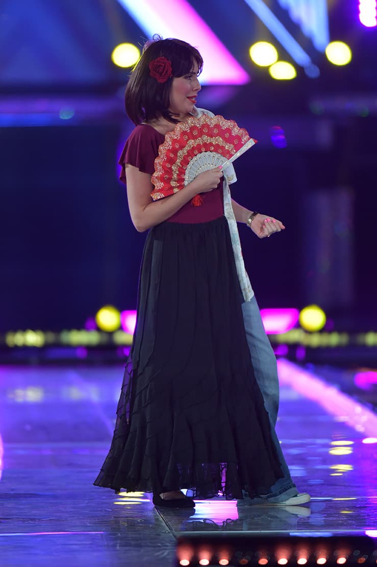 Llegó vestida: mitad mujer y mitad hombre...