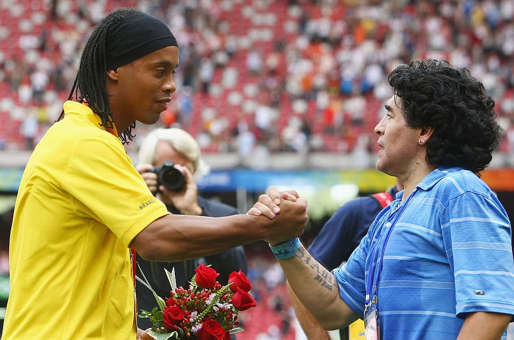 Ronaldinho y Diego Armando Maradona, dos leyendas del futbol mundial que deleitaron a miles de personas con su talento, calidad futbolística y alegría en la cancha. Son grandes amigos.