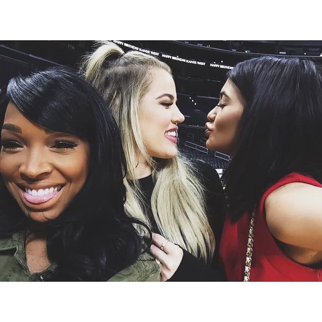 A la fiesta privada acudieron las hermanas de Kim y los amigos cercanos a la polémica familia.