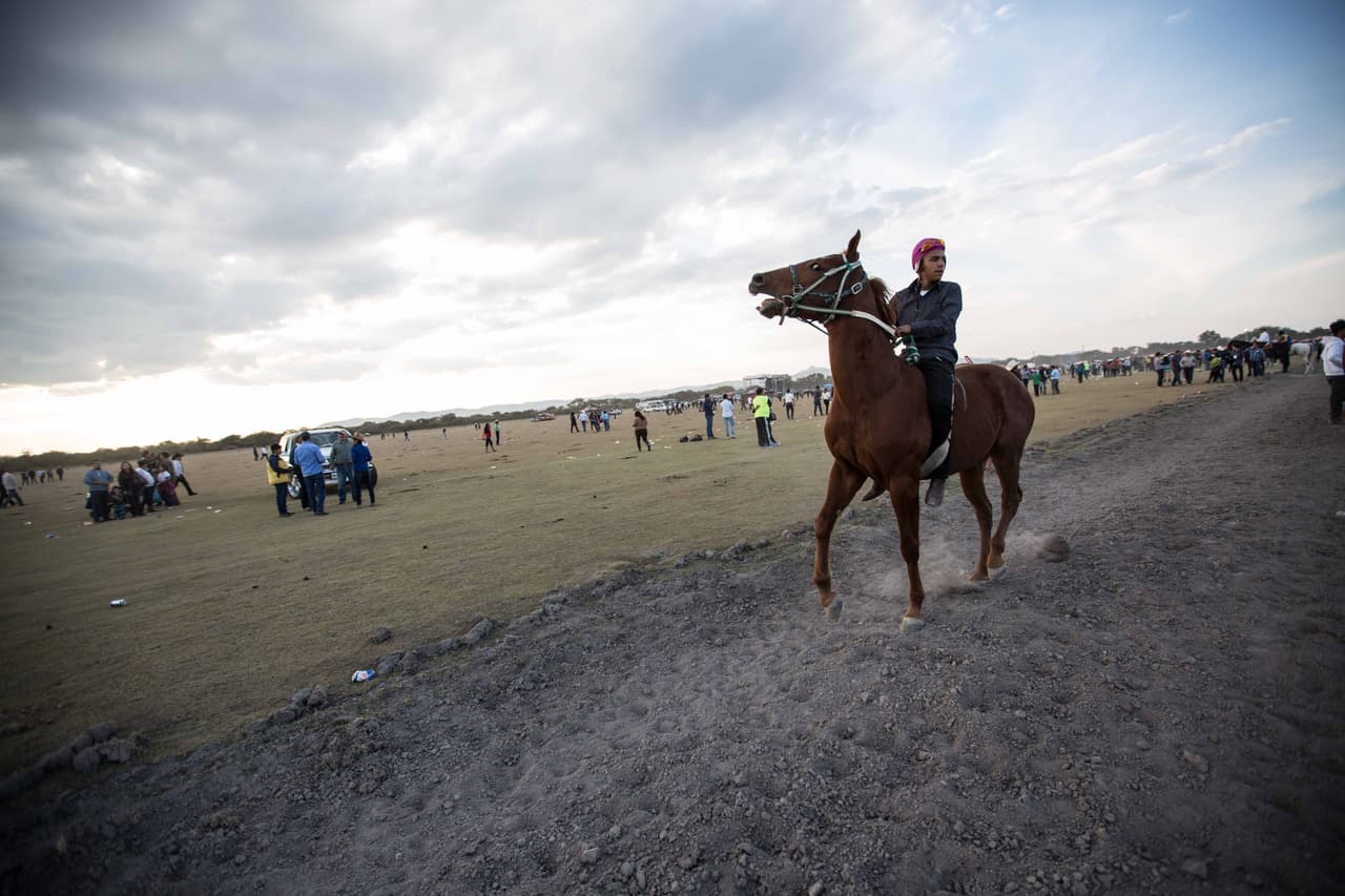 El juego de "la chiva" es una carrera de caballos que se suele realizar en los ranchos, y en la que participan cuadrillas de toda la región.
