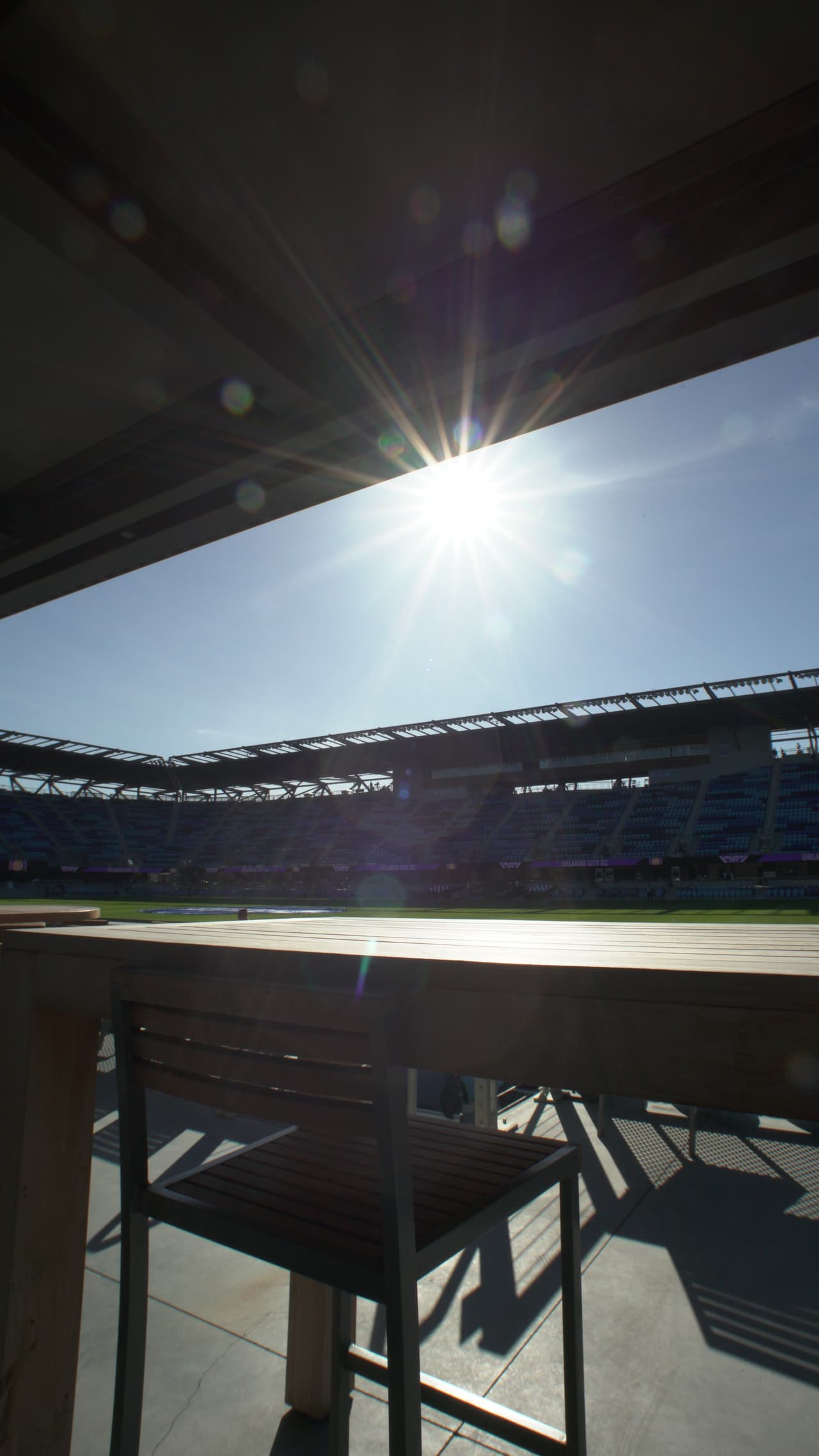 En el Avaya Stadium, a veces las tribunas prescinden de las sillas y se convierten en mesas donde se puede ver cómodamente el partido.